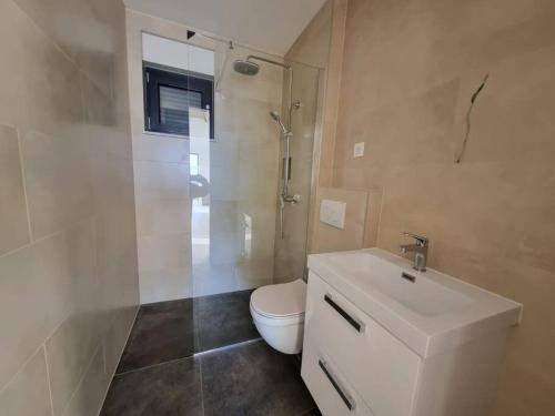 Ένα μπάνιο στο Punta Planka Premium Apartment with Sea View