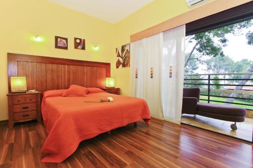 1 dormitorio con 1 cama grande y balcón en New Play Lake Villa en Salou