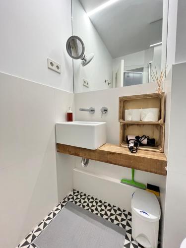 a bathroom with a sink and a mirror at Atico LaLatina Maldonadas in Madrid