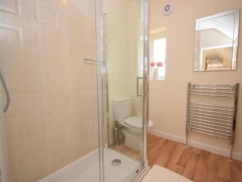 uma casa de banho com um chuveiro e um WC. em 1 Bed in Blandford Forum 28964 