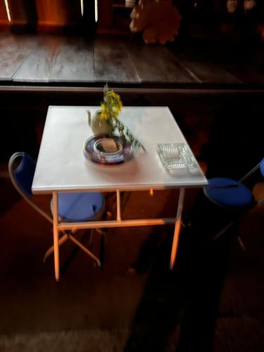 a small table with a plate and flowers on it at 長徳寺宿坊　Temple Hotel in Shingu