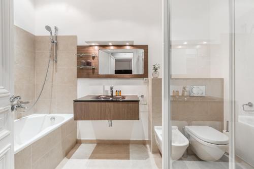 ein Bad mit einem Waschbecken, einem WC und einer Dusche in der Unterkunft Sweet Inn - Triangle d'Or in Paris