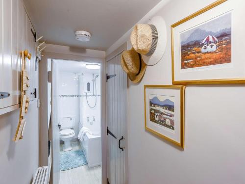 uma casa de banho com WC e fotografias na parede em 1 bed in Cullen 43628 em Cullen