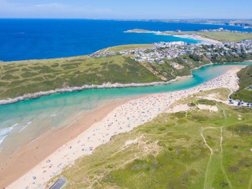 an aerial view of a beach with a group of people at 5 Bed in Newquay 46489 in Truro