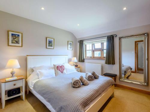 a bedroom with a large bed with towels on it at 1 bed in Beaulieu Heath NFL87 in Exbury