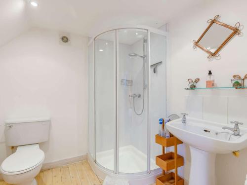 een badkamer met een douche, een toilet en een wastafel bij 1 Bed in Pershore REDCO in Upton Snodsbury