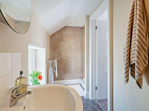 W łazience znajduje się umywalka i prysznic. w obiekcie 3 Bed in Baslow PK908 w mieście Baslow