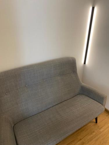 un divano in una stanza con luce di Cosy Apartment - Central Station a Vienna