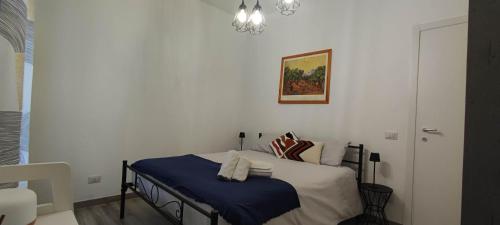 a bedroom with a bed with a blue blanket at La Casa di Stefi in Marino