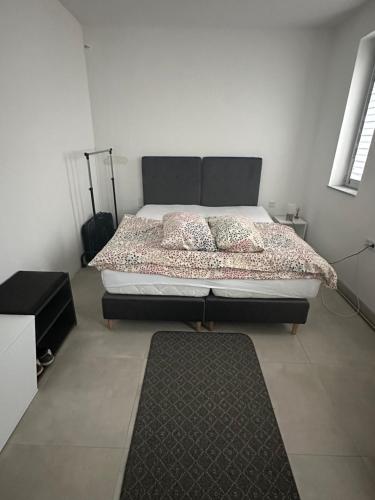 - une chambre avec un lit et un tapis au sol dans l'établissement Hostel Eneya camping, à Pazarić