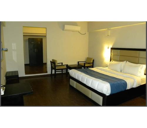una camera d'albergo con letto, tavolo e sedie di Hotel Aksa Resort, Pahalgam a Pahalgam