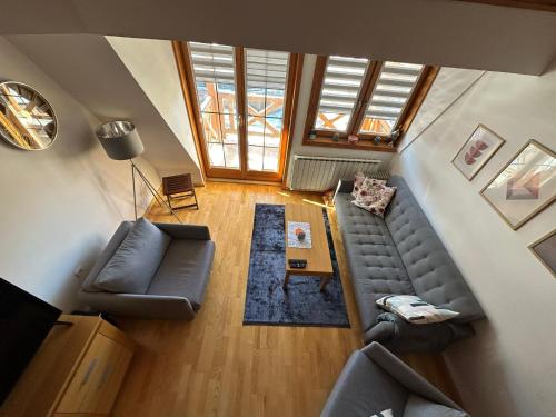 - un salon avec un canapé dans l'établissement Aparthotel Vučko 413 Nina, à Jahorina