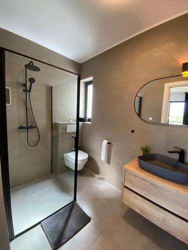 La salle de bains est pourvue d'une douche, d'un lavabo et de toilettes. dans l'établissement Apartment Adria mit traumhaften Blick auf das Meer, à Lumbarda
