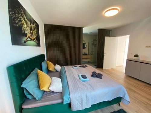 Postel nebo postele na pokoji v ubytování Apartment Adria mit traumhaften Blick auf das Meer