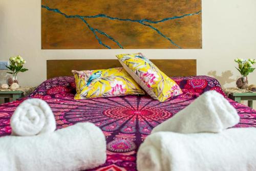 uma cama com duas toalhas e duas almofadas em Amaragua em Fiambalá