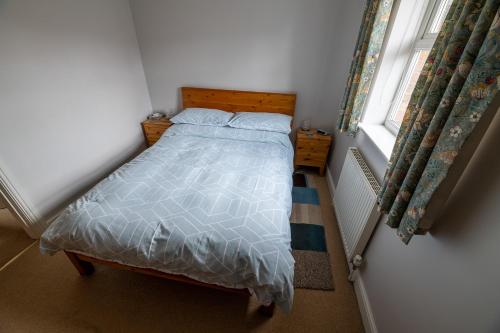 a small bedroom with a bed and a window at Foss Flat in York