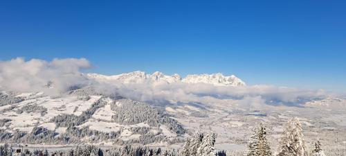 Vue générale sur la montagne ou vue sur la montagne depuis la maison de vacances