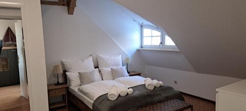 - une chambre avec un lit doté de draps et d'oreillers blancs dans l'établissement Ferienwohnung Ruhepol, à Altefähr