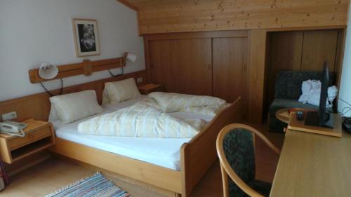 A bed or beds in a room at Hotel Hörlgut