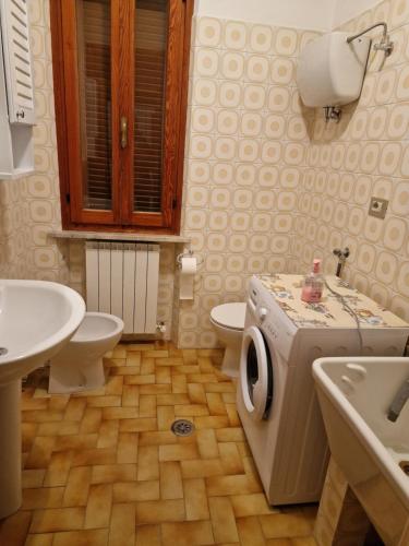 Habitat - Casa Vacanze Perugia في بيروجيا: حمام مع مغسلة وغسالة ملابس