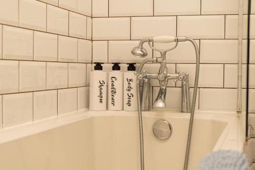 Koupelna v ubytování Light and airy 1 bedroom flat 700m from the Beach