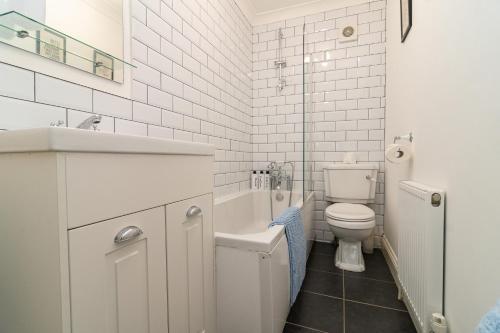 Koupelna v ubytování Light & Airy 1-Bed, Town Centre, Near Beach