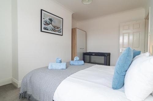 Postel nebo postele na pokoji v ubytování Light & Airy 1-Bed, Town Centre, Near Beach