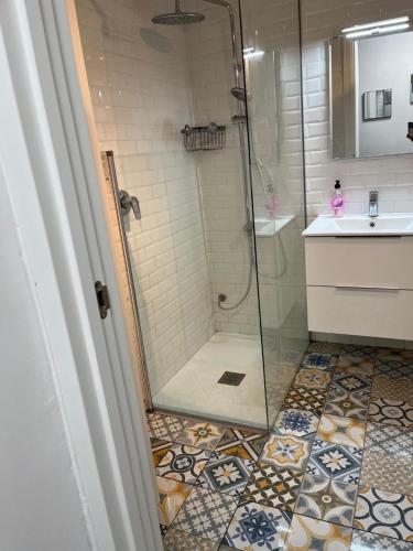 a bathroom with a shower with a glass door at Apartamento Rodrinsur Edificio Ginebra con Parking Privado in Sierra Nevada