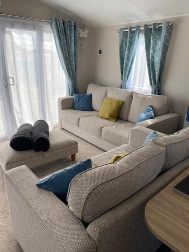 a living room with two couches and a couch at Duffy's Den - Parkdean California Cliffs - Fulmar 45 in Scratby
