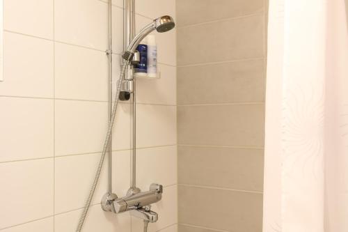 una ducha con cabezal de ducha en un baño en Suite Apartment KIELO in Center near all the main spots, WiFi, en Rovaniemi