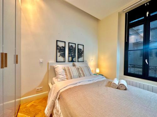 une chambre avec un lit avec deux serviettes dessus dans l'établissement Eiffel Tower Champs de Mars, à Paris