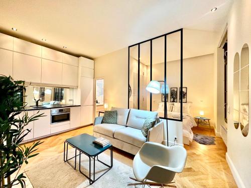 un salon avec un canapé et une table dans l'établissement Eiffel Tower Champs de Mars, à Paris