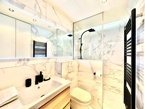 une salle de bain avec un lavabo, des toilettes et un miroir dans l'établissement Eiffel Tower Champs de Mars, à Paris