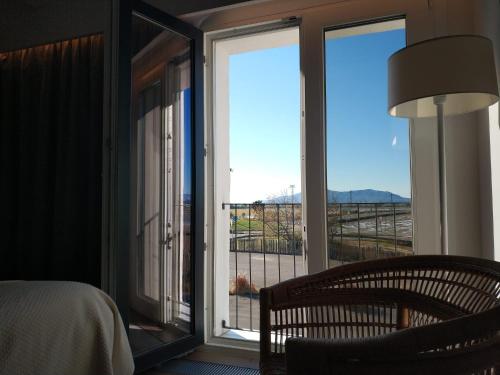 Schlafzimmer mit einem Bett und einem Fenster mit Aussicht in der Unterkunft MAS CATXINA Hotel Boutique 4 estrellas in Deltebre