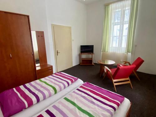 ein Schlafzimmer mit einem Bett und einem Tisch und Stühlen in der Unterkunft Apartma 299 in Rokytnice nad Jizerou