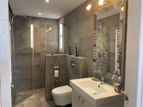 een badkamer met een toilet, een wastafel en een douche bij Villa 8 personnes Hammamet Zone Plage et Hotels in Hammamet