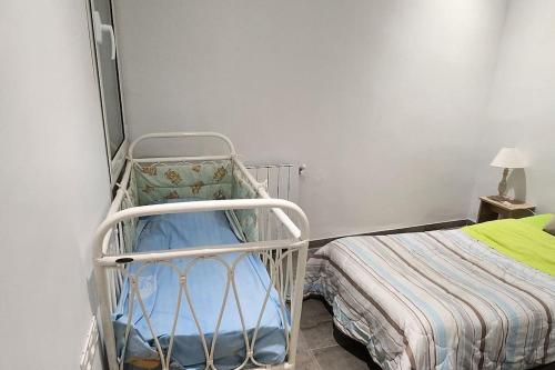 een ziekenhuiswieg in een kamer met een bed bij Villa 8 personnes Hammamet Zone Plage et Hotels in Hammamet