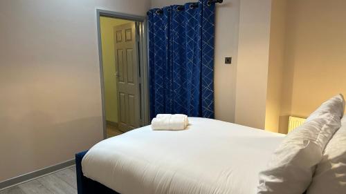 Postel nebo postele na pokoji v ubytování One Bedroom Apartment in Walsall Sleeps 4 FREE WIFI By Villazu