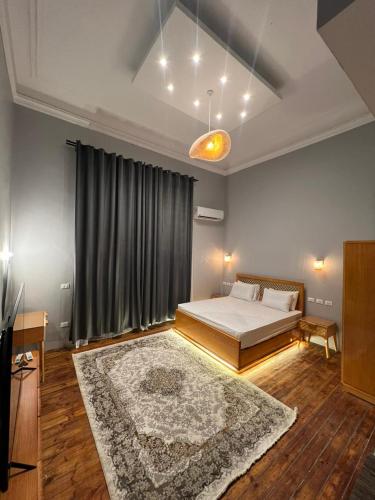 een slaapkamer met een bed en een tapijt bij Paris east in Caïro