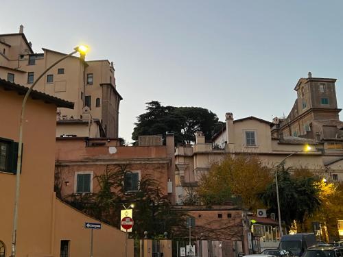 un grupo de edificios en una calle de la ciudad en Lo Chalet di Ponte Milvio - Auditorium - Foro Italico - Stadio Olimpico, en Roma
