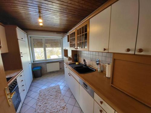 - une cuisine avec un évier et un comptoir dans l'établissement Zentrale, Helle Ferienwohnung, à Crailsheim