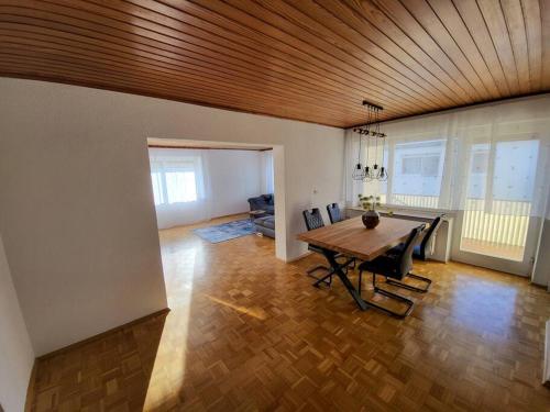 a dining room with a wooden table and chairs at Zentrale, Helle Ferienwohnung in Crailsheim