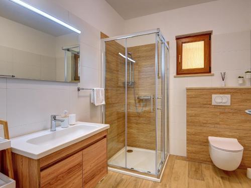 La salle de bains est pourvue d'une douche, d'un lavabo et de toilettes. dans l'établissement Spacious home with private terrace and garden, à Pula
