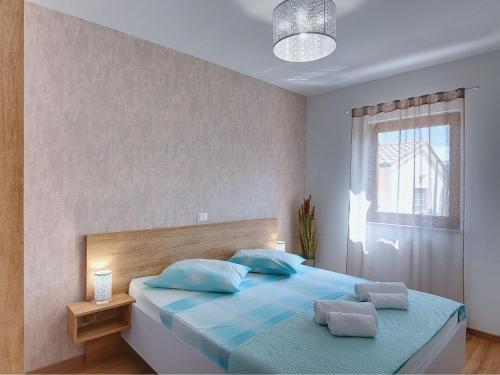 - une chambre avec un grand lit et des oreillers bleus dans l'établissement Spacious home with private terrace and garden, à Pula