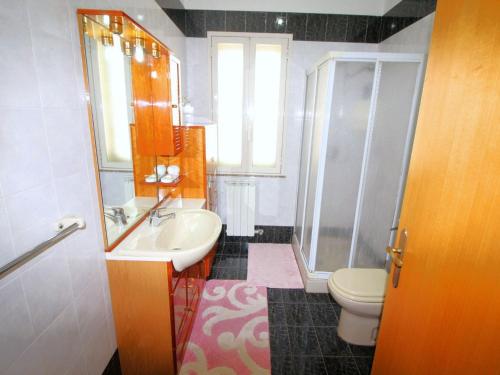 ein Bad mit einem Waschbecken, einer Dusche und einem WC in der Unterkunft Holiday home in Floridia with private pool in Solarino