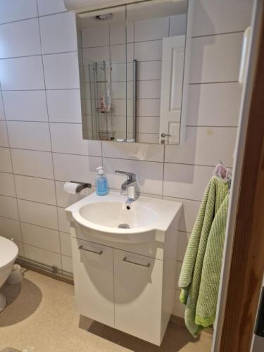 W łazience znajduje się umywalka i lustro. w obiekcie Lilla Stuga w mieście Moheda