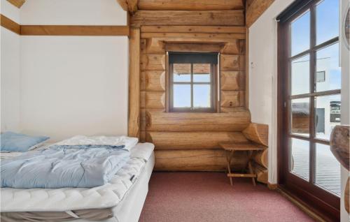 Schlafzimmer mit einem Bett und einem Fenster in der Unterkunft Stunning Home In Nimtofte With Kitchen in Nimtofte