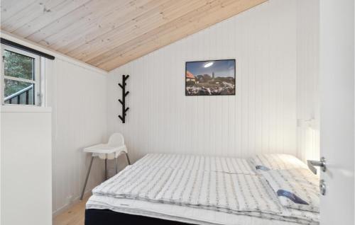 um quarto branco com uma cama e uma cadeira em Stunning Home In Jerup With Wifi em Jerup
