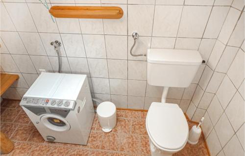 La petite salle de bains est pourvue de toilettes et d'une machine. dans l'établissement Nice Home In Klein St, Paul With Kitchen, à Eberstein