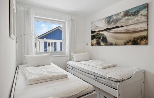 アルテフェーアにあるFerienhaus 31 Altefhrの白い部屋で、ベッド2台、窓が備わります。